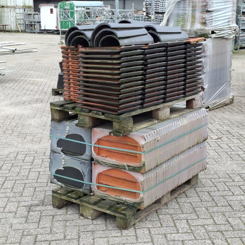 2x Pallet met dakpannen Nibra, Zwart – kavel bij Onlineveilingmeester, Smilde