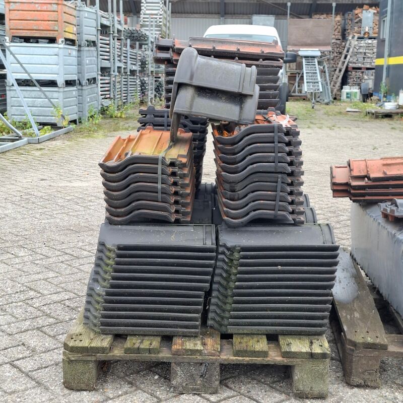 2x Pallet met dakpannen Zwart – foto 6 – kavel bij Onlineveilingmeester, Smilde
