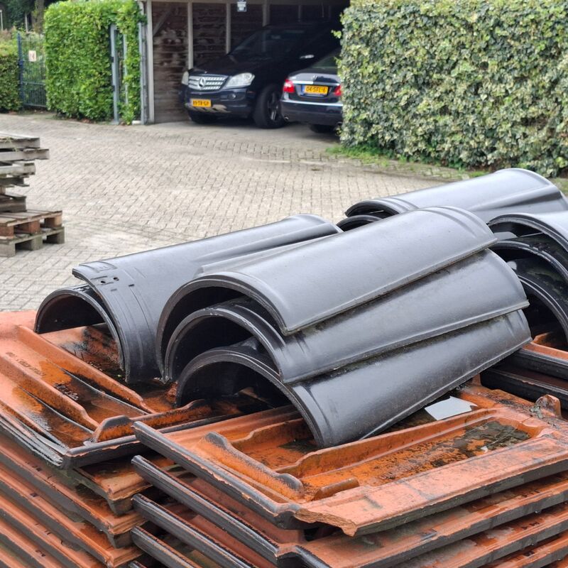 2x Pallet met dakpannen Nibra, Zwart – foto 10 – kavel bij Onlineveilingmeester, Smilde