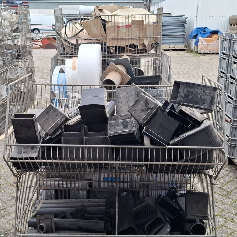 Ca. 12x Draadmand met divers materiaal – foto 3 – kavel bij Onlineveilingmeester, Smilde