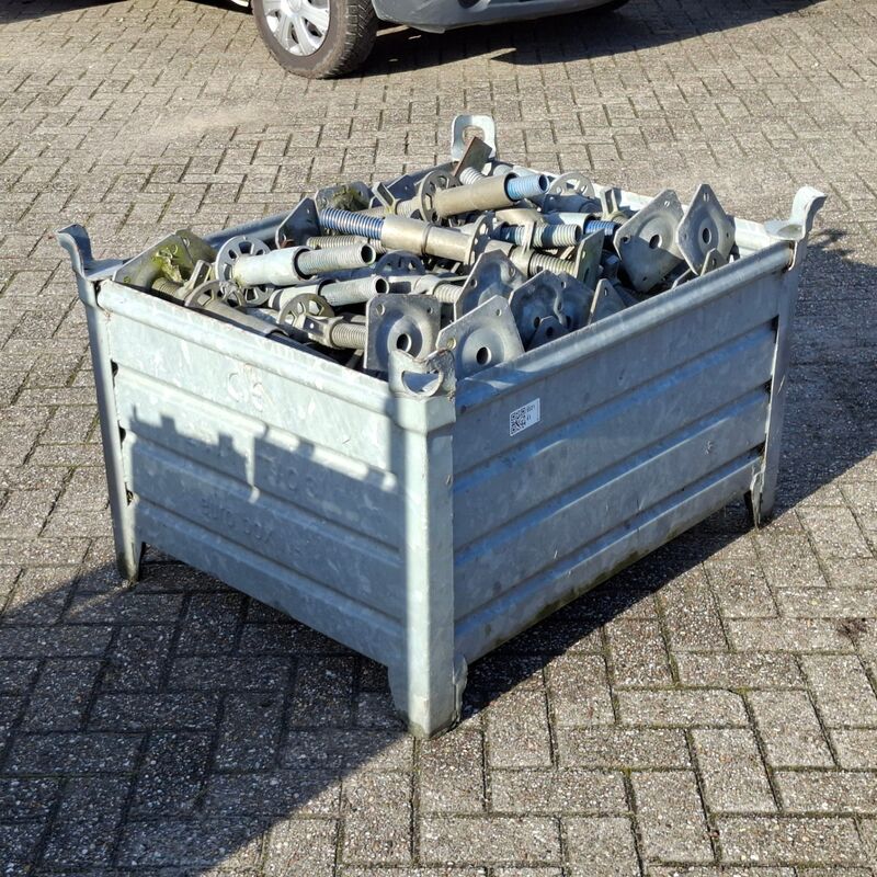 Partij voetspindels met voetstukken, Layher, Allround | 60 cm, in stapelbak – kavel bij Onlineveilingmeester, Smilde