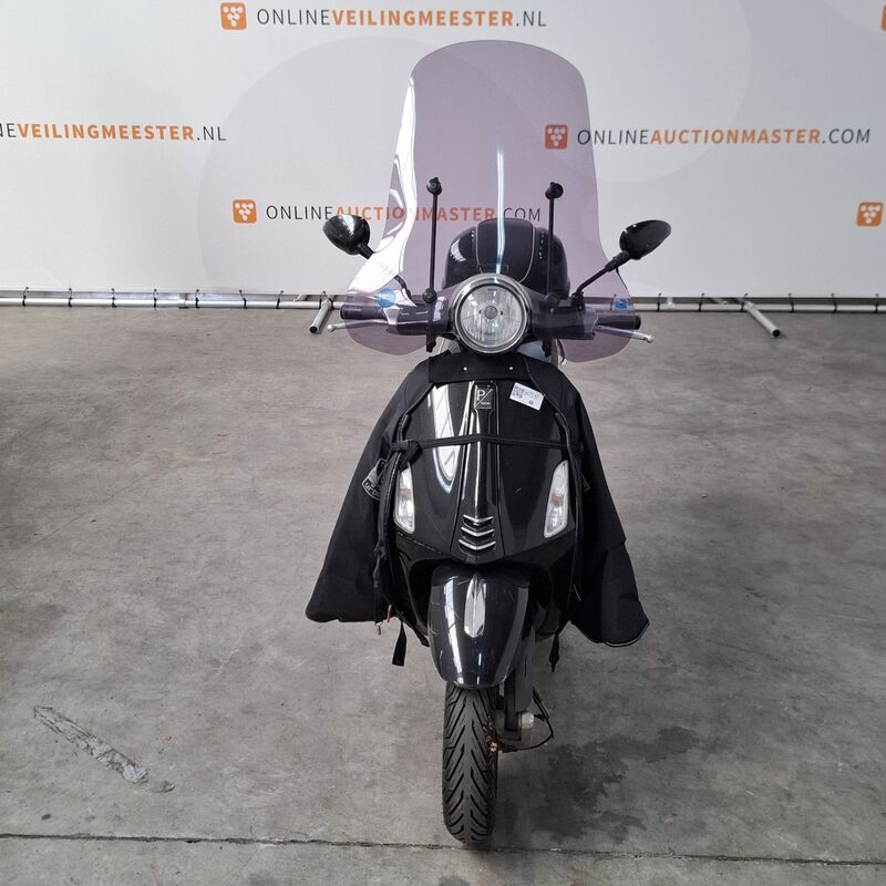 Bromfiets, Vespa, Primavera 4T, 2017 – foto 3 – kavel bij Domeinen Roerende Zaken, Soesterberg