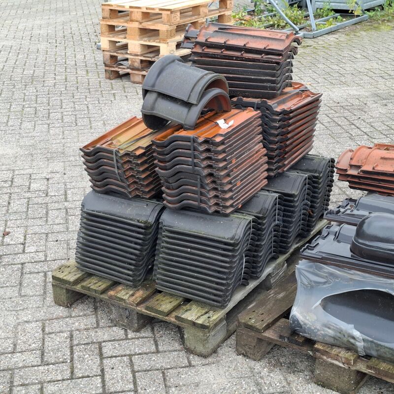 2x Pallet met dakpannen Zwart – foto 5 – kavel bij Onlineveilingmeester, Smilde