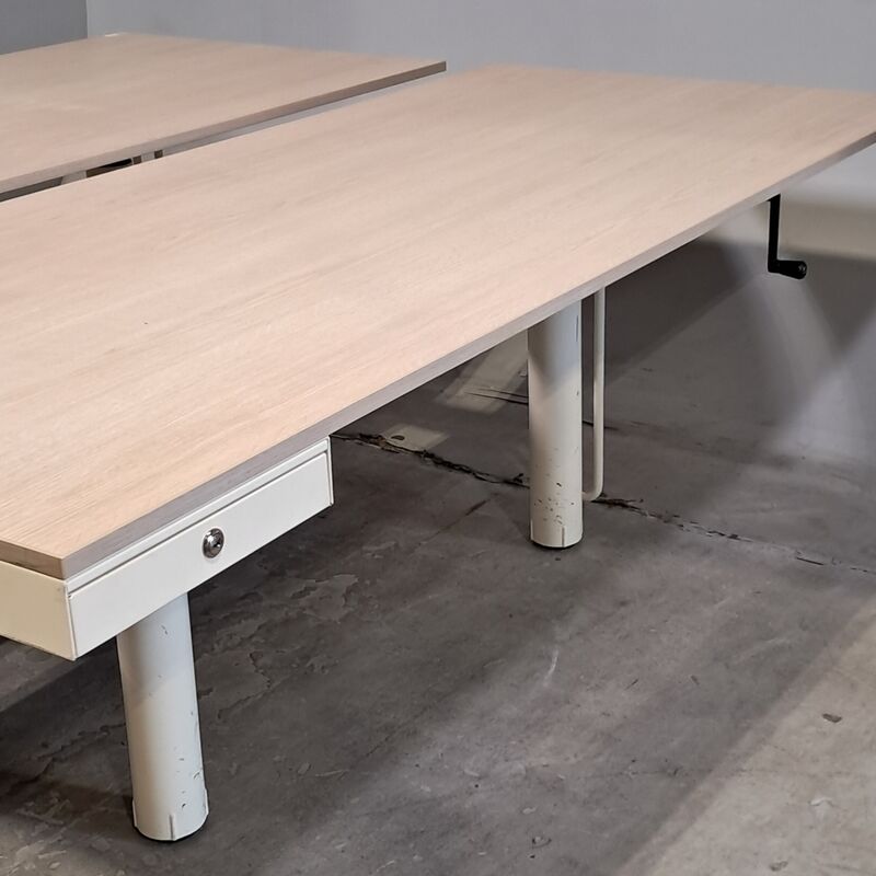 Partij duo bureaus, O.a. Gispen – foto 4 – kavel bij Domeinen Roerende Zaken, Groningen