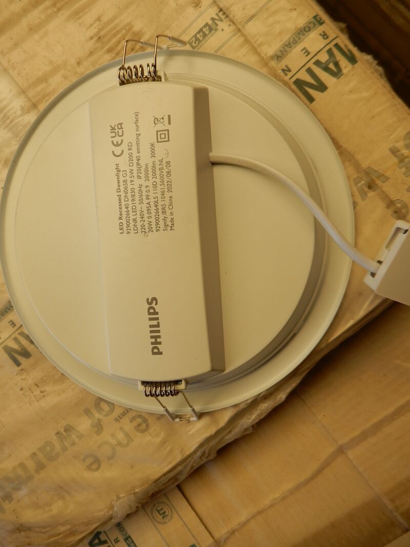 Kist met 8 inbouw lampen, Philips, wit – foto 3 – kavel bij Onlineveilingmeester, Assen