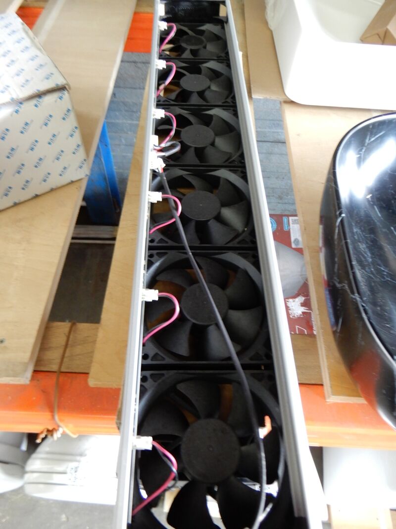 3x DBE radiatorventilator, Jaga, DBH, grijs/zwart, 59x10x6cm – foto 3 – kavel bij Onlineveilingmeester, Assen