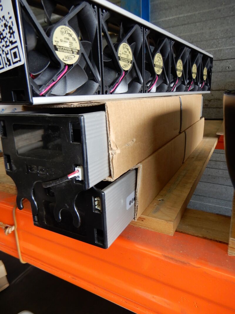 3x DBE radiatorventilator, Jaga, DBH, grijs/zwart, 59x10x6cm – foto 2 – kavel bij Onlineveilingmeester, Assen