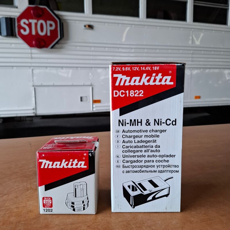Accu met lader Makita, 12V 1.9Ah – kavel bij Onlineveilingmeester, Winsum