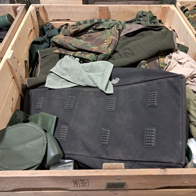 Persoonlijke uitrusting en kleding defensie – foto 9 – kavel bij Domeinen Roerende Zaken, Groningen