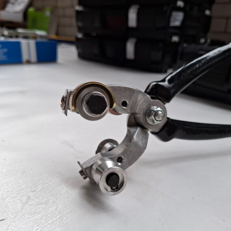 Kabelmantel striptang Alroc, F-72160 Tuffe – foto 3 – kavel bij Onlineveilingmeester, Winsum