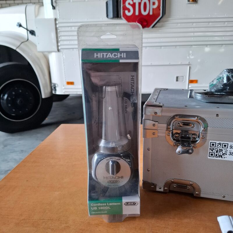 Accu kantenknipper met accu ledlamp Hitachi, CG10DL, UB18DDL – foto 5 – kavel bij Onlineveilingmeester, Winsum