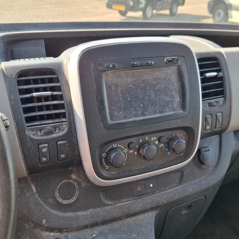 Bedrijfswagen, Renault, Trafic, 2018 – foto 8 – kavel bij Domeinen Roerende Zaken, Soesterberg