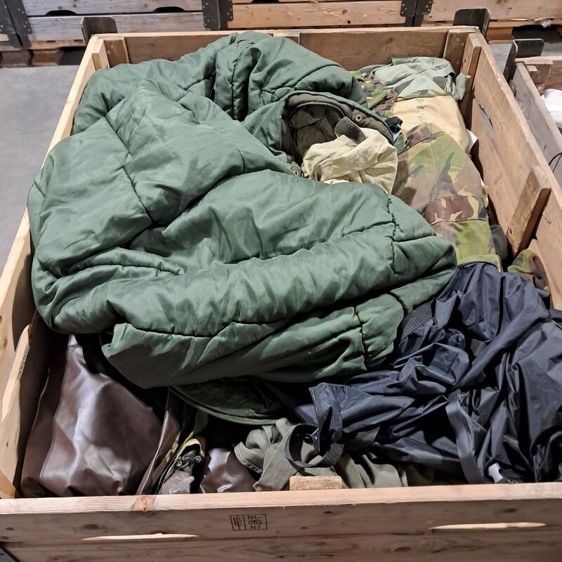 Persoonlijke uitrusting en kleding defensie – foto 2 – kavel bij Domeinen Roerende Zaken, Groningen