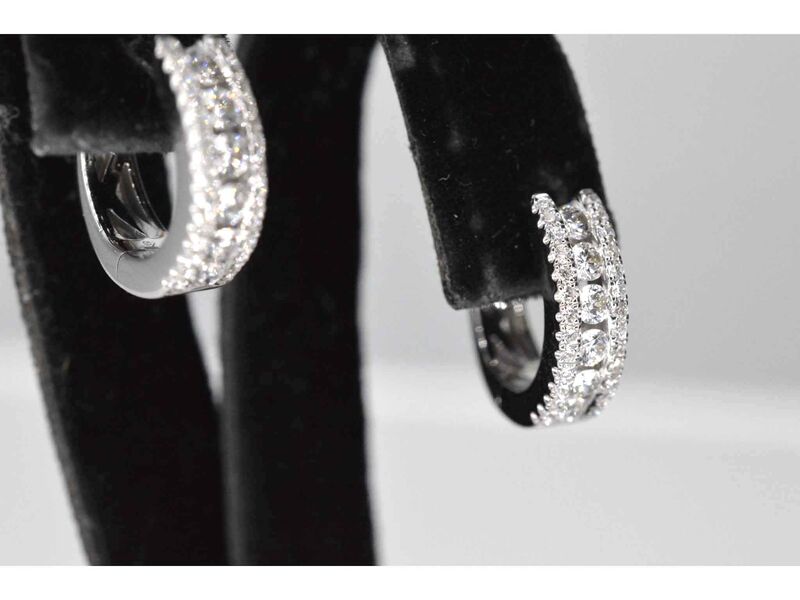 Witgouden oorbellen met drie rijen diamanten – foto 4 – kavel bij Onlineveilingmeester
