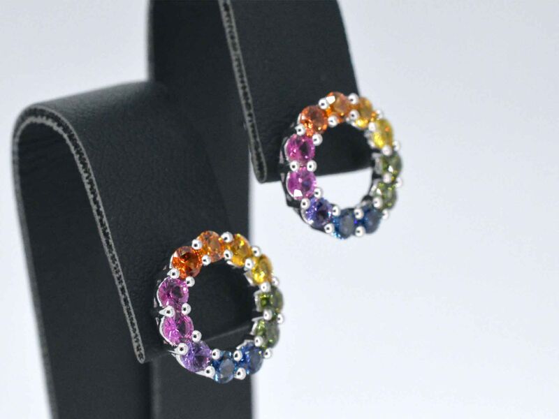 Witgouden oorbellen met multi colour saffieren in een cirkel – foto 4 – kavel bij Onlineveilingmeester