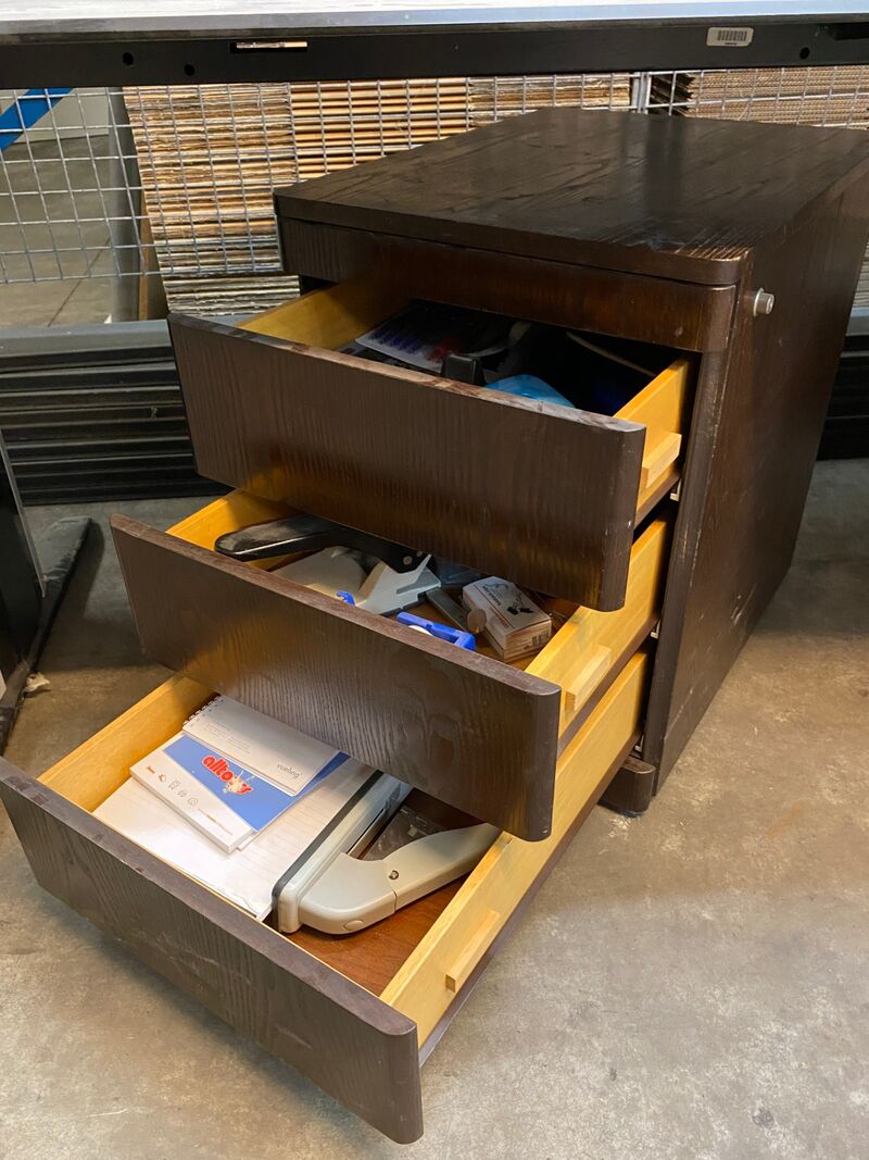 2x Grote bureaus en ladekastjes – foto 6 – kavel bij Onlineveilingmeester, Gramsbergen