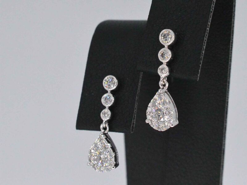 Witgouden druppelvormige oorhangers met diamanten – foto 3 – kavel bij Onlineveilingmeester