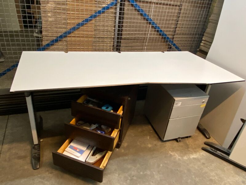 2x Grote bureaus en ladekastjes – foto 2 – kavel bij Onlineveilingmeester, Gramsbergen