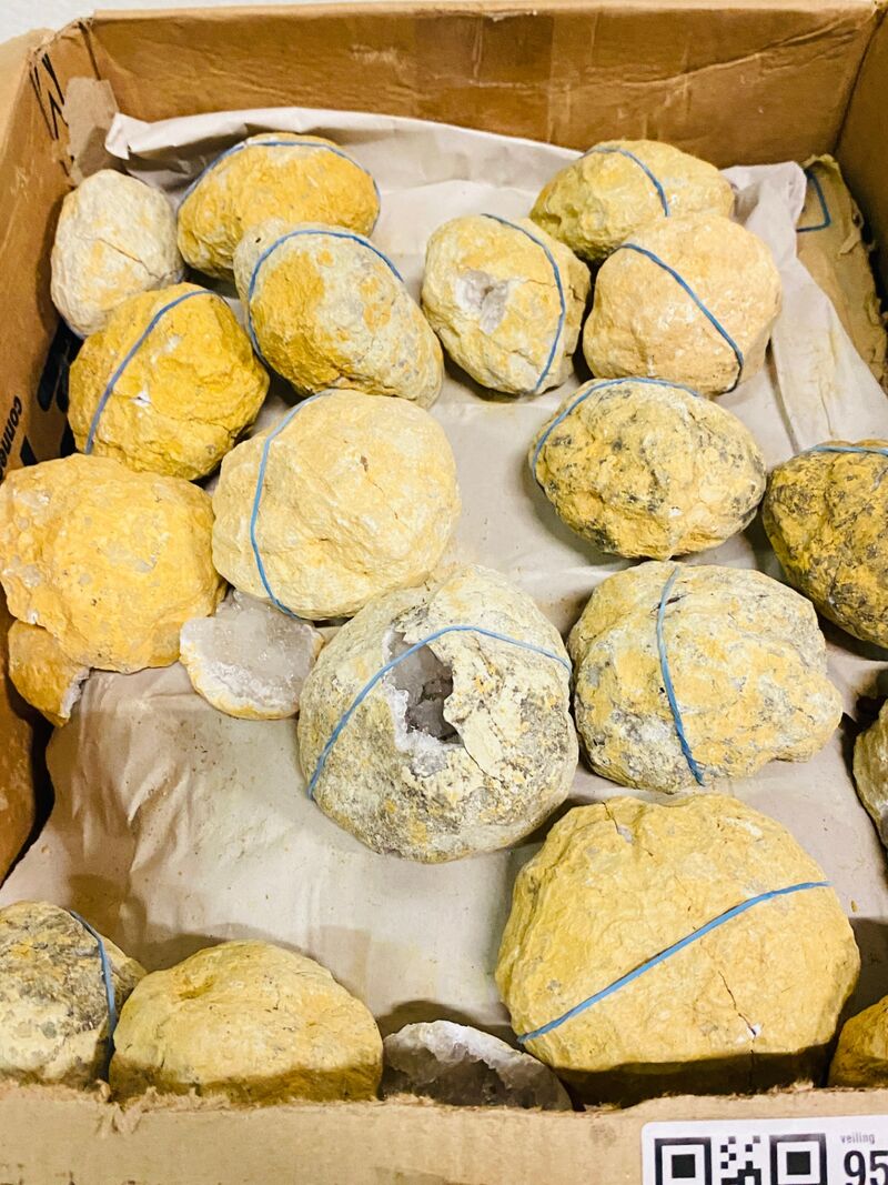 Ca. 60x Bergkristal geodes – foto 4 – kavel bij Onlineveilingmeester, Gramsbergen