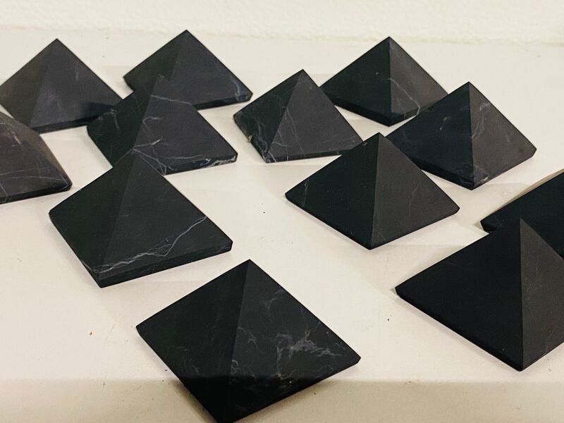 Ca. 12x Shungiet piramide ongepolijst – foto 5 – kavel bij Onlineveilingmeester, Gramsbergen