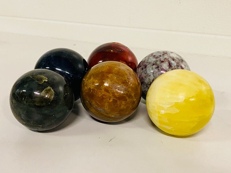 6x Edelsteenbollen in houten kist – foto 3 – kavel bij Onlineveilingmeester, Gramsbergen