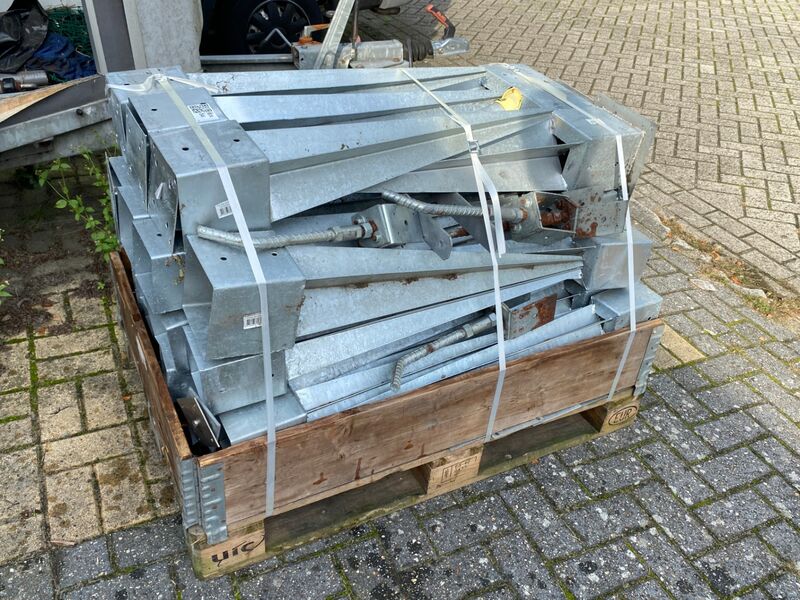 Partij paalhouders en voetsteunen – foto 7 – kavel bij Onlineveilingmeester, Gramsbergen