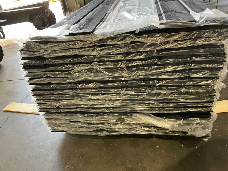 Ca. 105x Grenen Channelsiding Zwart Gecoat, 18x140mm, lengte 420cm – foto 3 – kavel bij Onlineveilingmeester