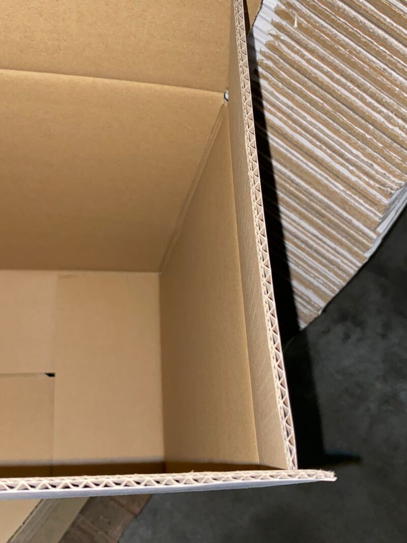 Ca. 220x Verzenddozen, dubbelgolf, wit, 48x23x35cm – foto 3 – kavel bij Onlineveilingmeester, Gramsbergen