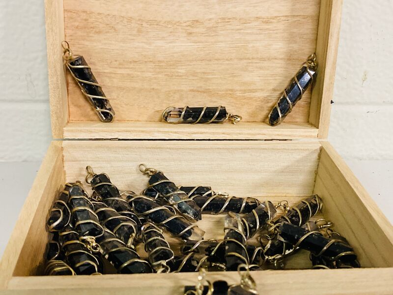Ca. 40x Shungiet hangers – foto 4 – kavel bij Onlineveilingmeester, Gramsbergen