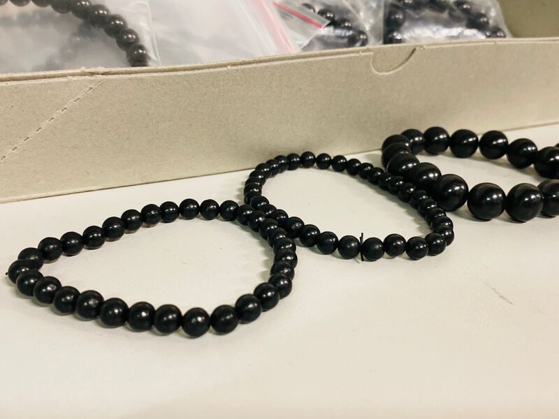 Ca. 20x Shungiet kogelarmbanden – foto 3 – kavel bij Onlineveilingmeester, Gramsbergen