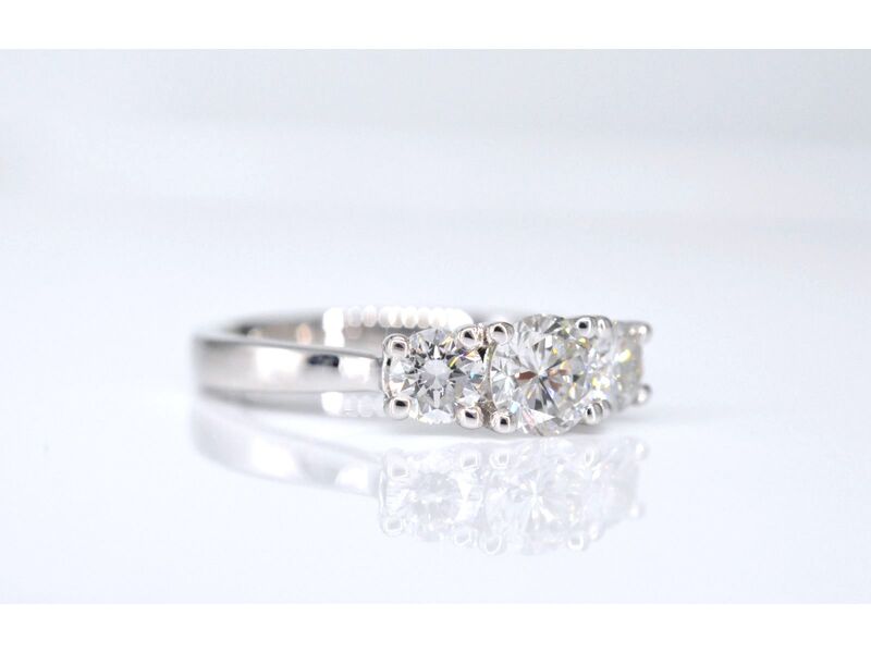 Witgouden trinity ring met briljant geslepen diamanten – foto 3 – kavel bij Onlineveilingmeester
