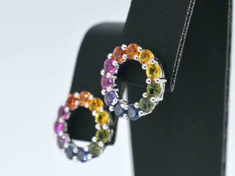 Witgouden oorbellen met multi colour saffieren in een cirkel – foto 3 – kavel bij Onlineveilingmeester