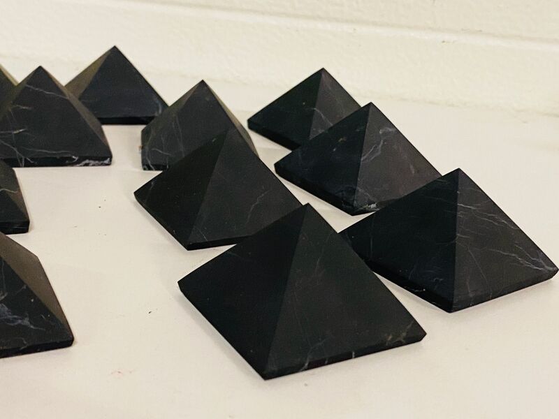 Ca. 12x Shungiet piramide ongepolijst – foto 4 – kavel bij Onlineveilingmeester, Gramsbergen
