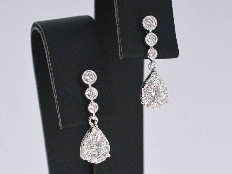 Witgouden druppelvormige oorhangers met diamanten – foto 4 – kavel bij Onlineveilingmeester