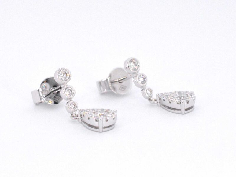 Witgouden druppelvormige oorhangers met diamanten – foto 5 – kavel bij Onlineveilingmeester