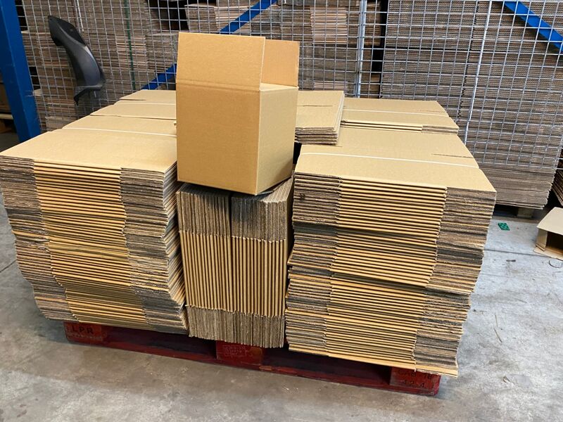 Ca. 300x Verzenddozen, dubbelgolf, bruin, 22x22x24cm – kavel bij Onlineveilingmeester, Gramsbergen