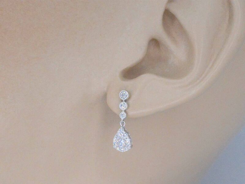 Witgouden druppelvormige oorhangers met diamanten – foto 2 – kavel bij Onlineveilingmeester