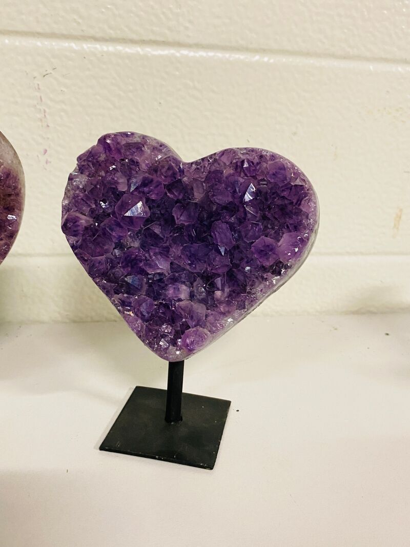 2x Amethist hart op metalen standaard – foto 2 – kavel bij Onlineveilingmeester, Gramsbergen