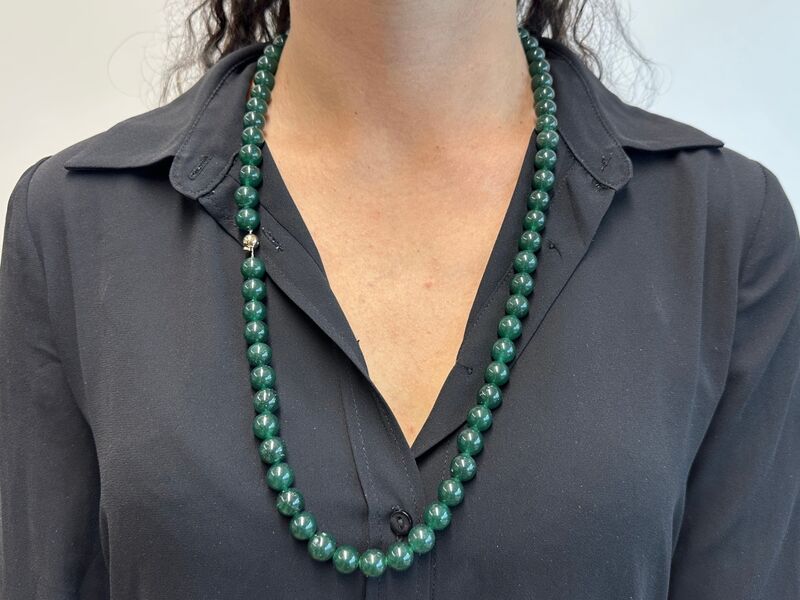 Halsketting met jade edelsteen en een gouden sluiting met diamant – foto 2 – kavel bij Onlineveilingmeester