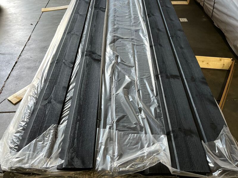 Ca. 80x Grenen Channelsiding Zwart Gecoat, 18x140mm, lengte 300cm – kavel bij Onlineveilingmeester