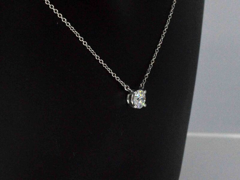 Tiffany & Co - Platina solitaire halscollier met een natuurlijke diamant – foto 4 – kavel bij Onlineveilingmeester