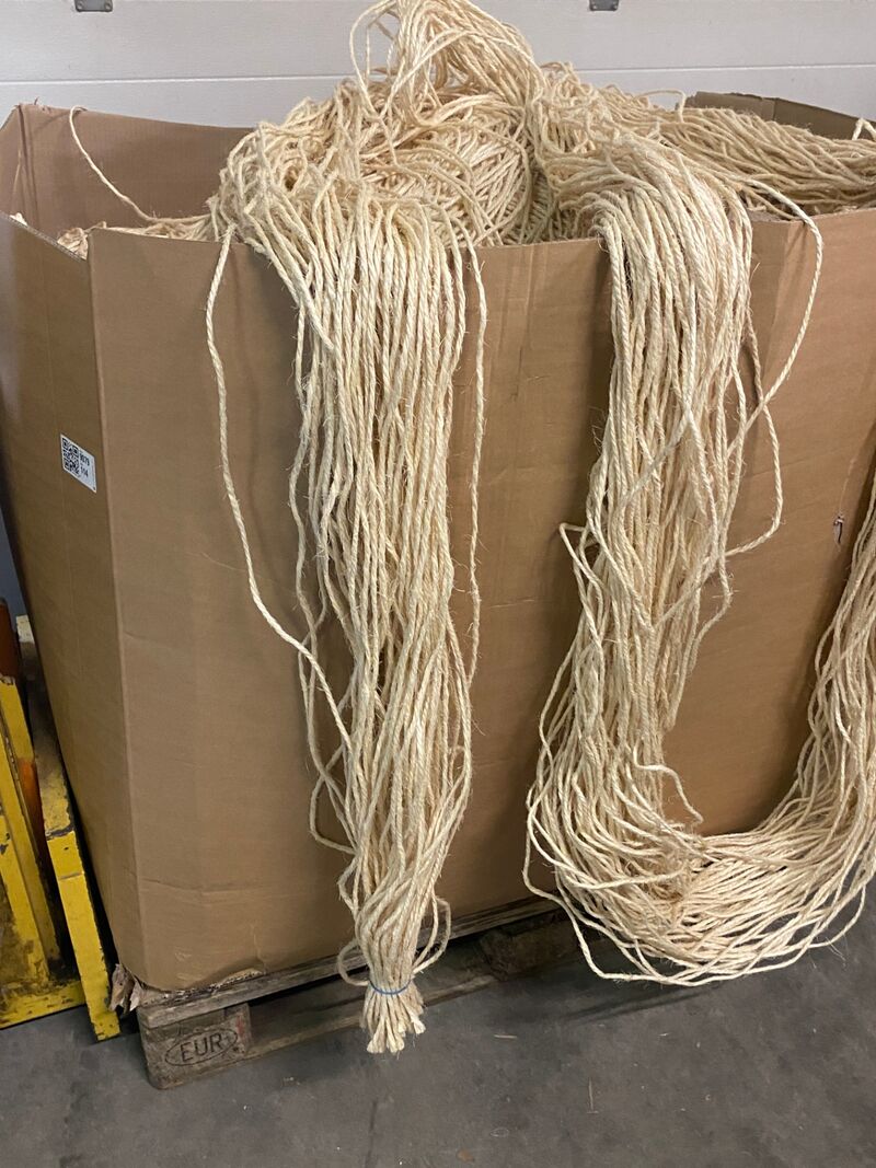Pallet box vol gesneden sisal touw – foto 2 – kavel bij Onlineveilingmeester, Gramsbergen