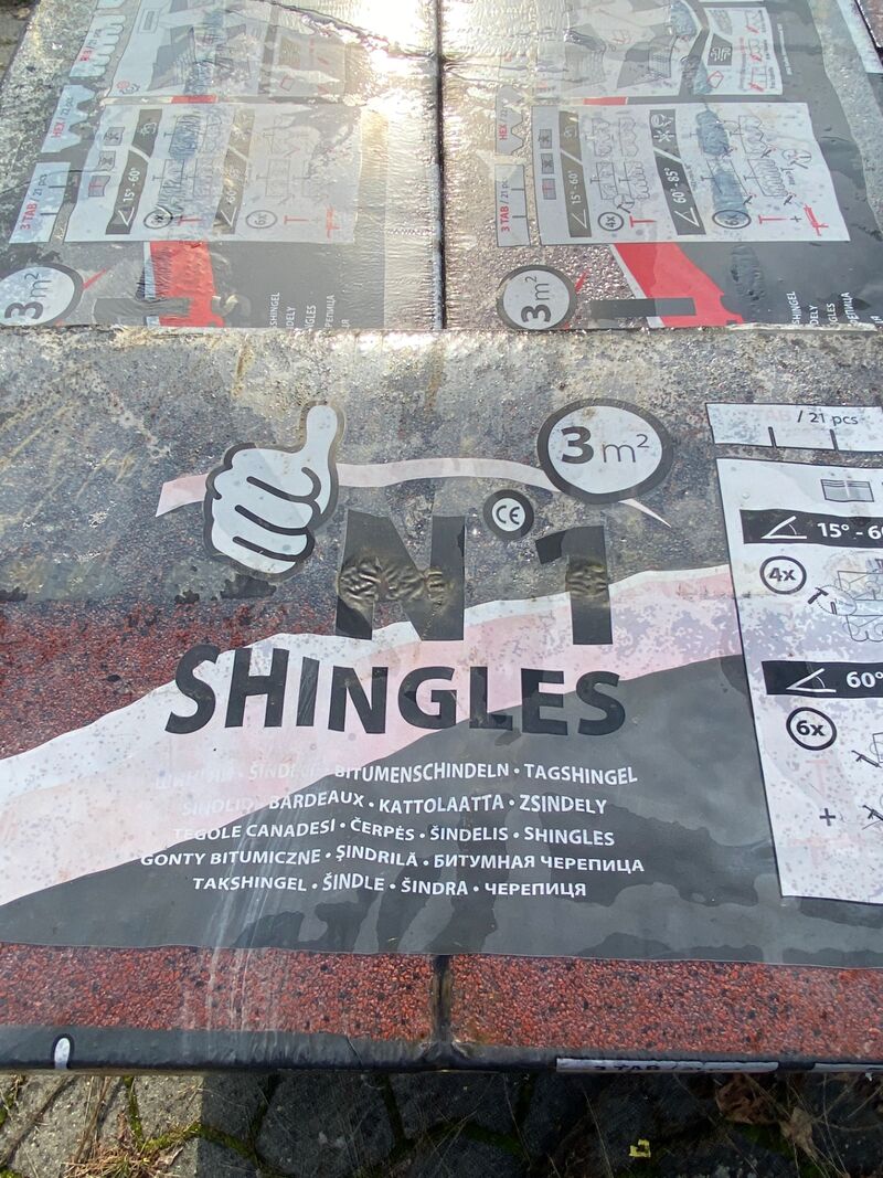 Ca. 20x pak dakshingles, IKO, rood, 3m2 per pak – foto 3 – kavel bij Onlineveilingmeester, Gramsbergen