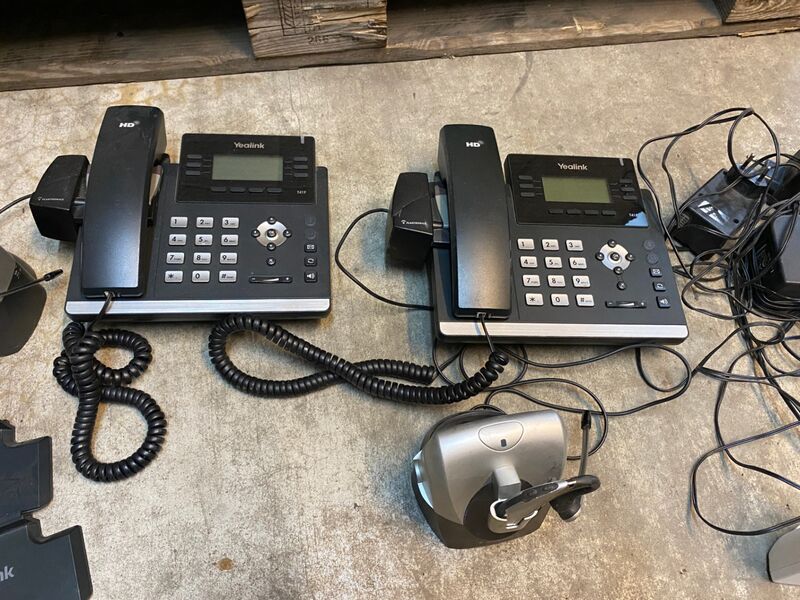 Telefooncentrale Yealink SIP-T41P met headsets – foto 2 – kavel bij Onlineveilingmeester, Gramsbergen