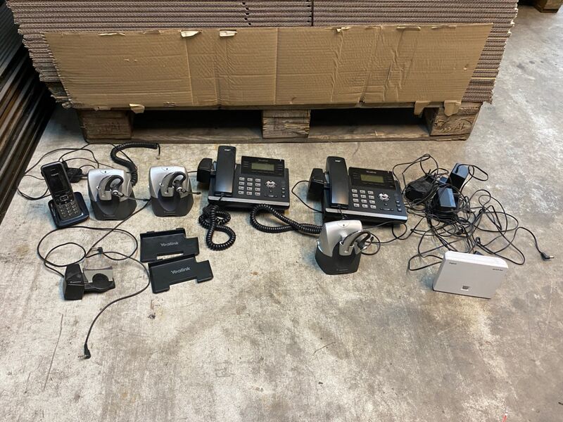 Telefooncentrale Yealink SIP-T41P met headsets – kavel bij Onlineveilingmeester, Gramsbergen