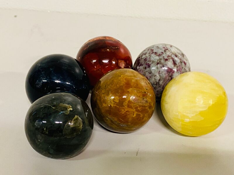 6x Edelsteenbollen in houten kist – foto 4 – kavel bij Onlineveilingmeester, Gramsbergen