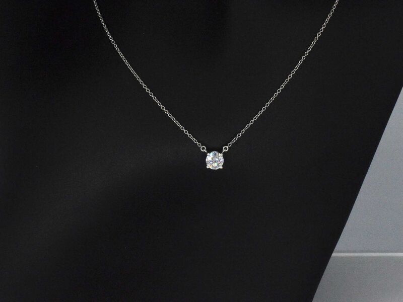 Tiffany & Co - Platina solitaire halscollier met een natuurlijke diamant – foto 2 – kavel bij Onlineveilingmeester