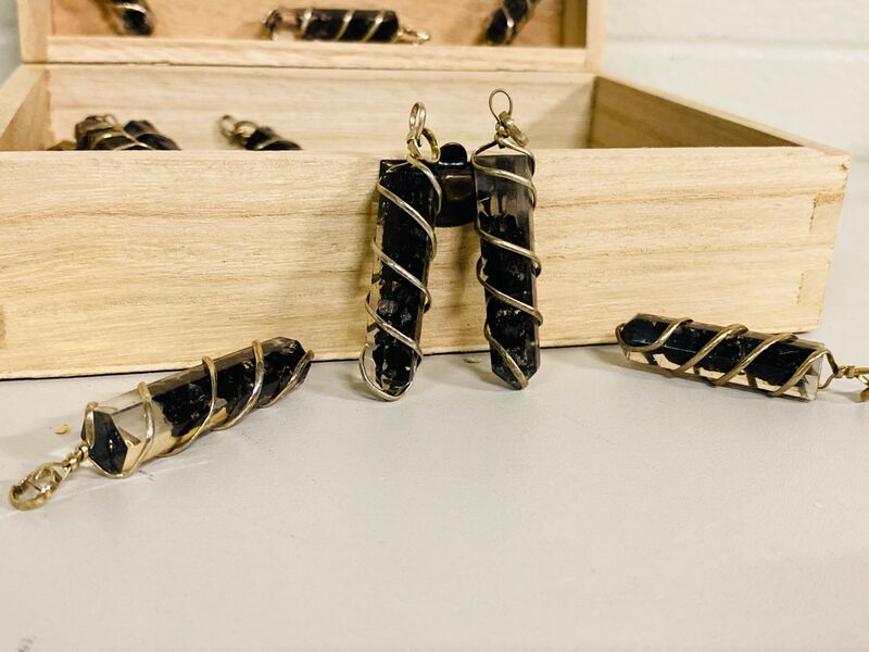 Ca. 40x Shungiet hangers – foto 2 – kavel bij Onlineveilingmeester, Gramsbergen