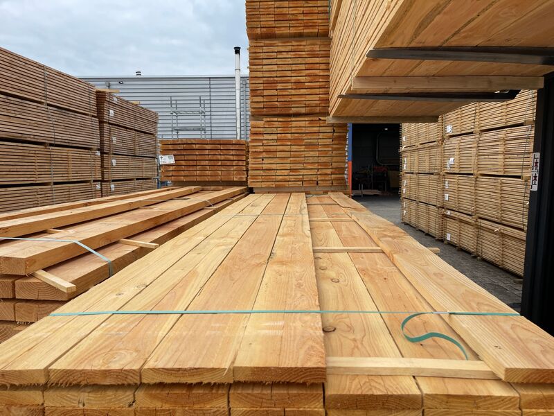 Ca. 84x Douglas Planken Fijnbezaagd, 25x150mm, lengte 400cm – kavel bij Onlineveilingmeester