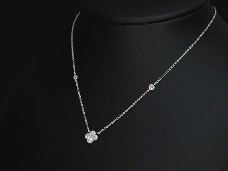 Witgouden collier met diamanten hanger klaver vier – foto 3 – kavel bij Onlineveilingmeester